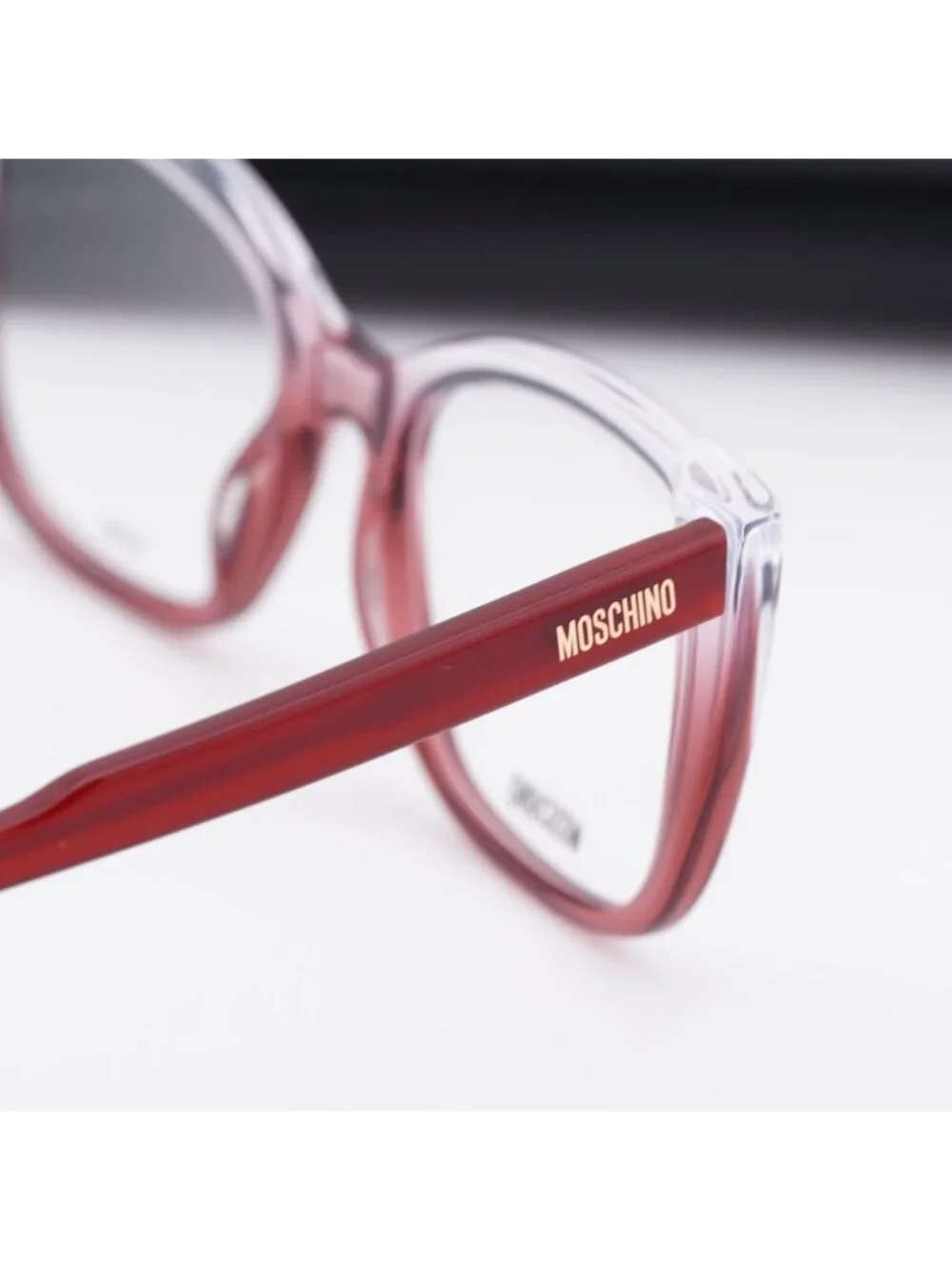 Moschino model mos603